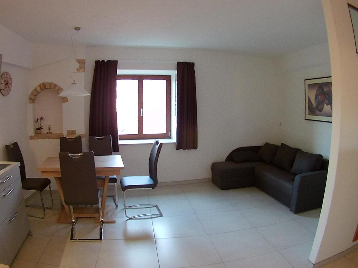 Haus Moeltner - Apartment 1927 Caldaro Bagian luar foto